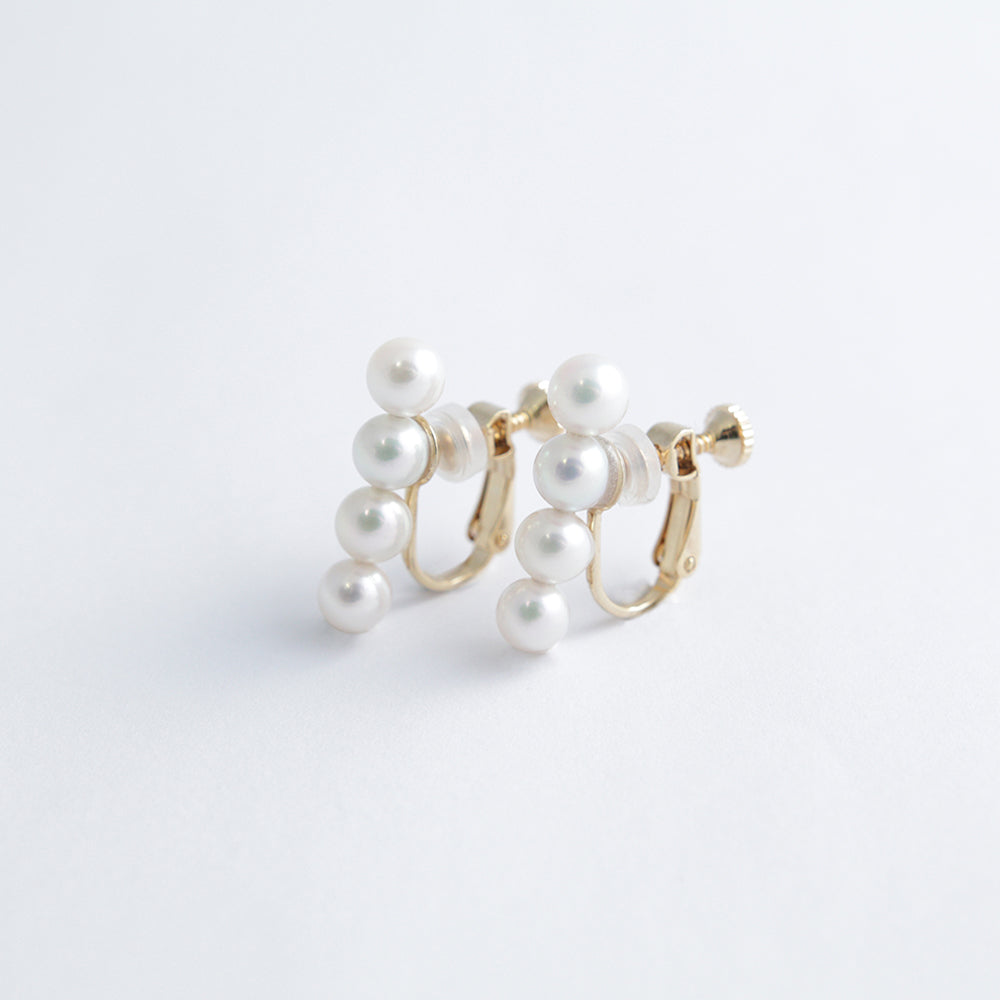 Four earrings Bl/W
